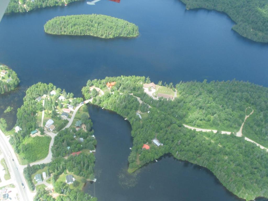 Lac-Saguay Motel Ours Bleu المظهر الخارجي الصورة