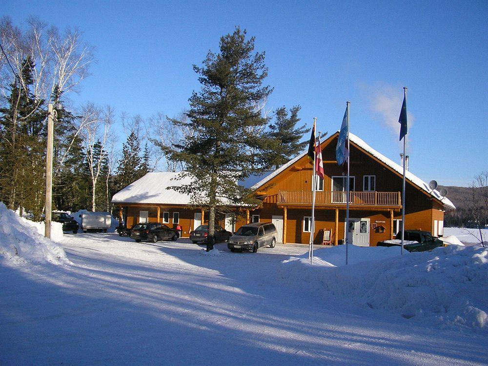 Lac-Saguay Motel Ours Bleu المظهر الخارجي الصورة