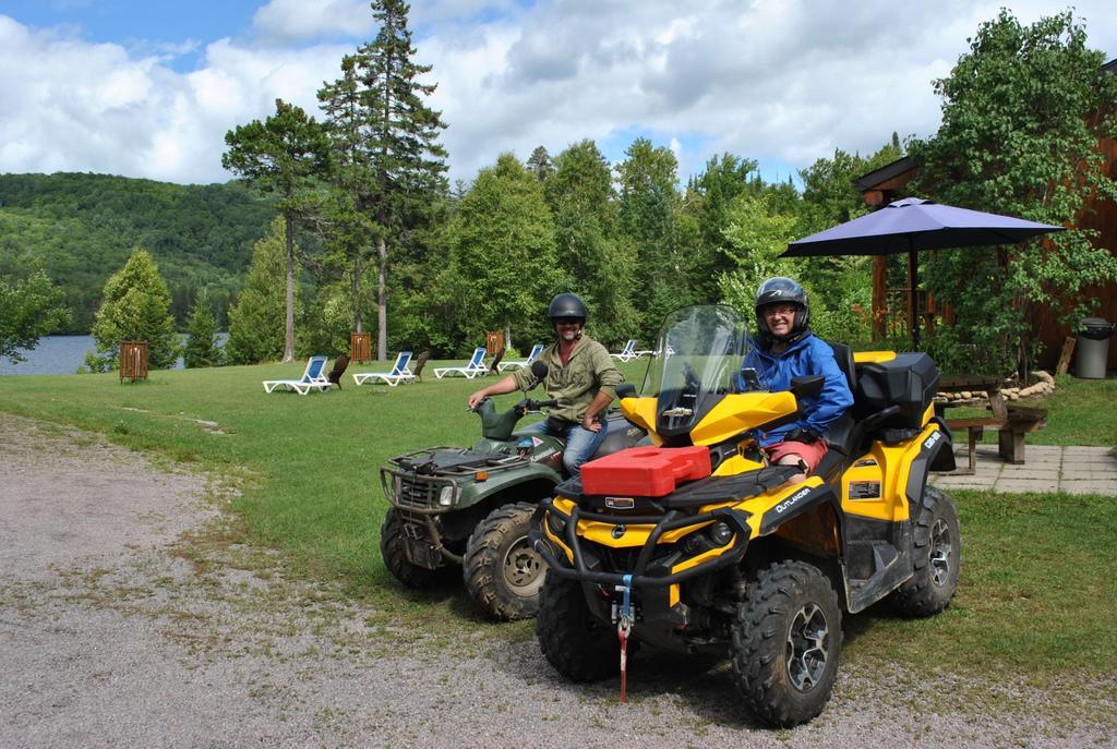 Lac-Saguay Motel Ours Bleu المظهر الخارجي الصورة