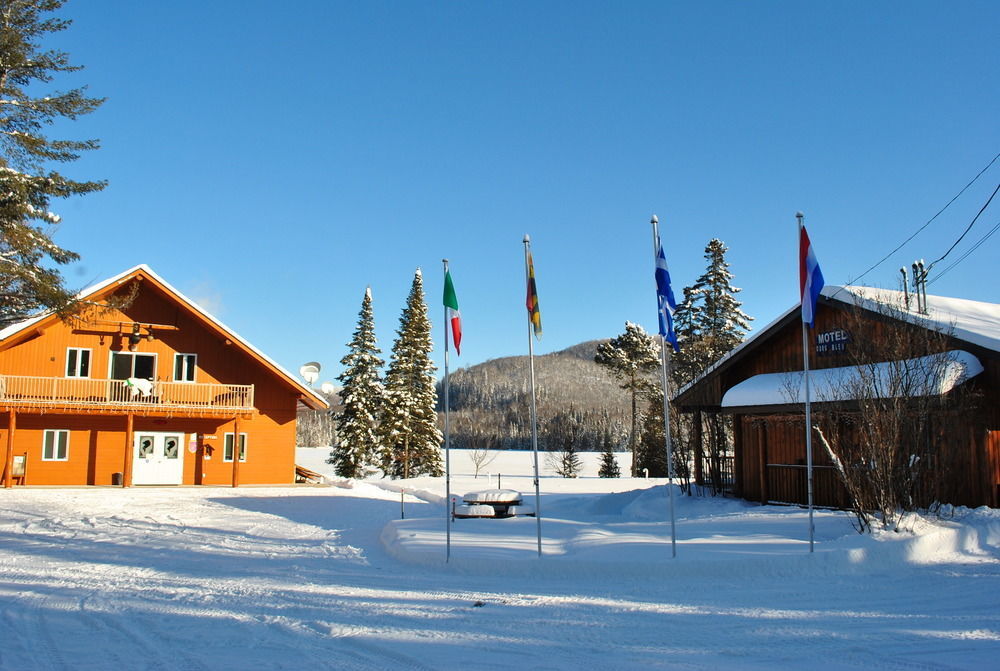 Lac-Saguay Motel Ours Bleu المظهر الخارجي الصورة