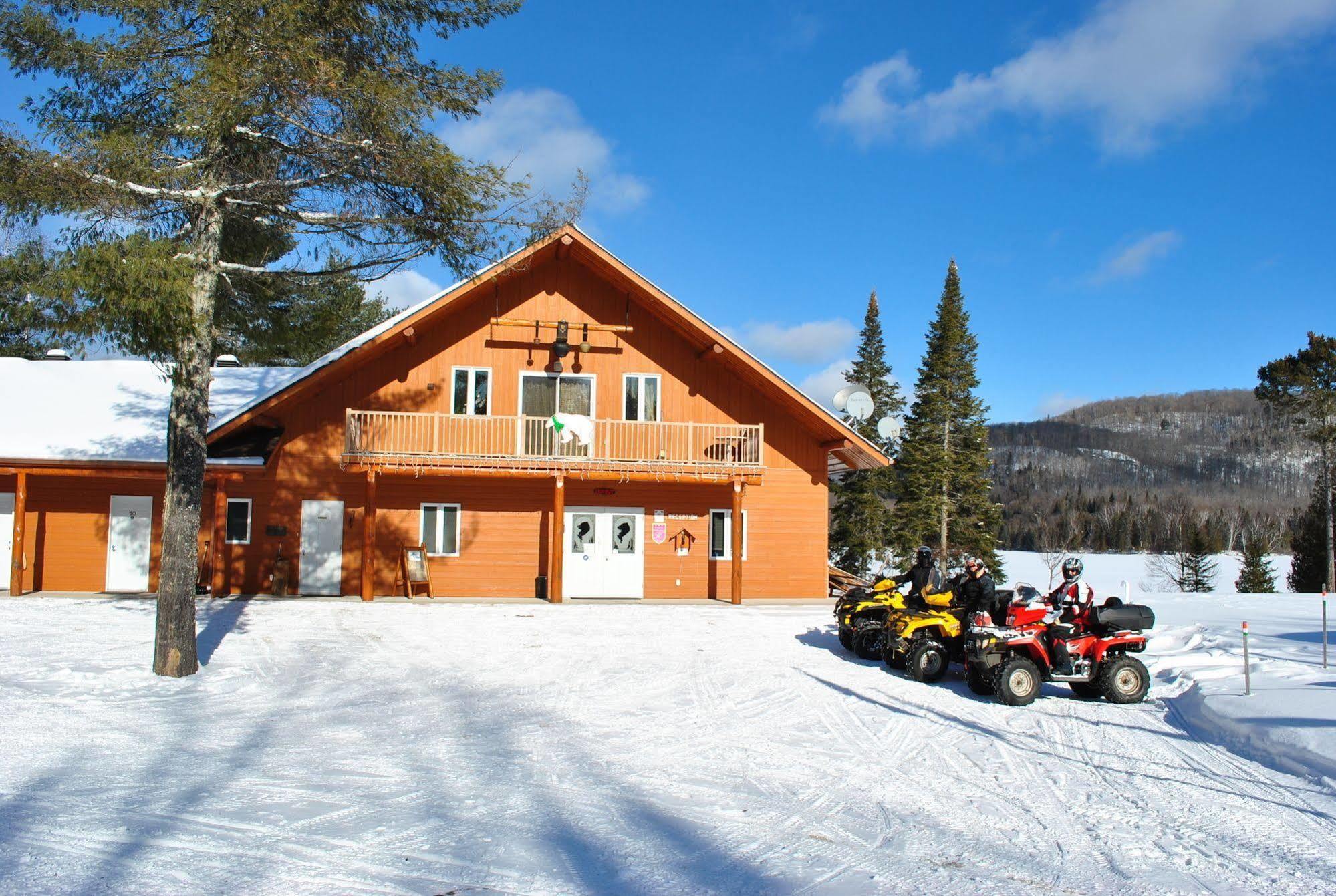 Lac-Saguay Motel Ours Bleu المظهر الخارجي الصورة