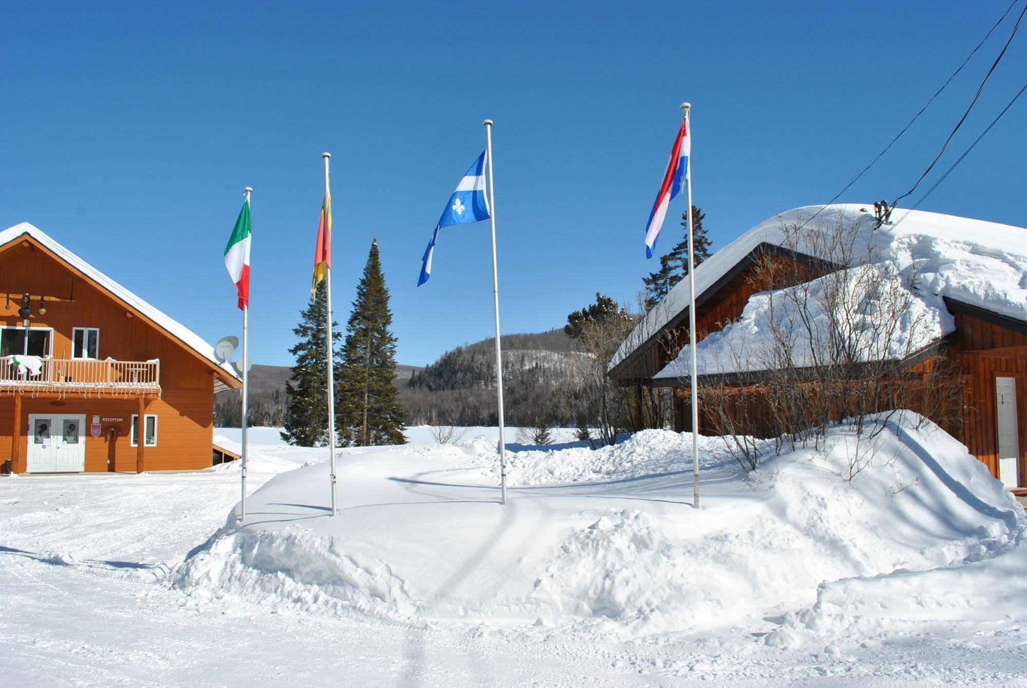 Lac-Saguay Motel Ours Bleu المظهر الخارجي الصورة