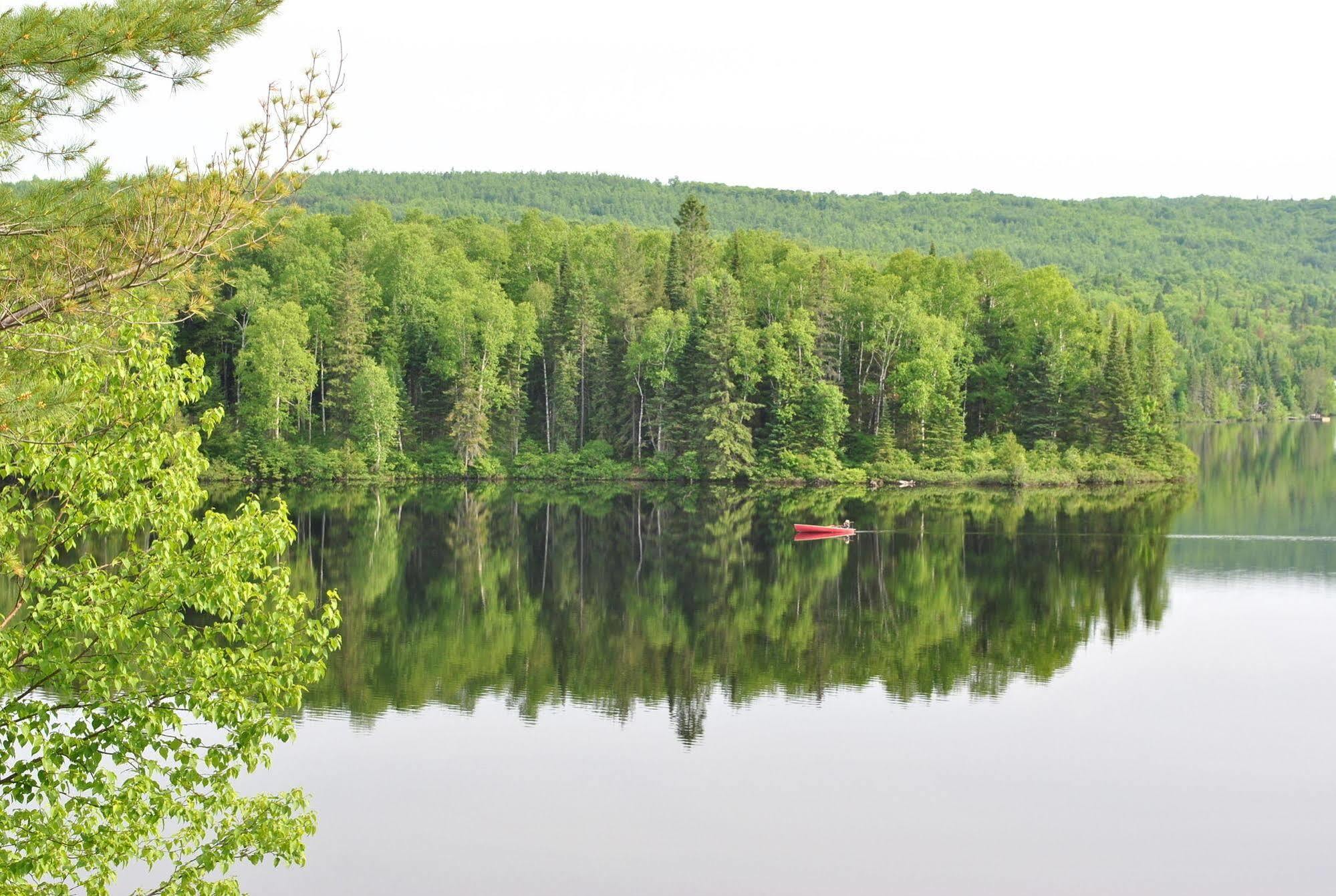 Lac-Saguay Motel Ours Bleu المظهر الخارجي الصورة