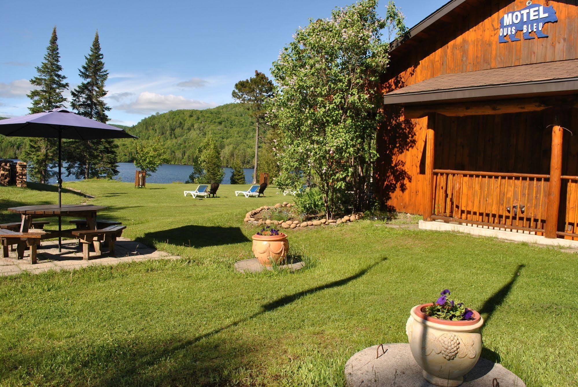 Lac-Saguay Motel Ours Bleu المظهر الخارجي الصورة