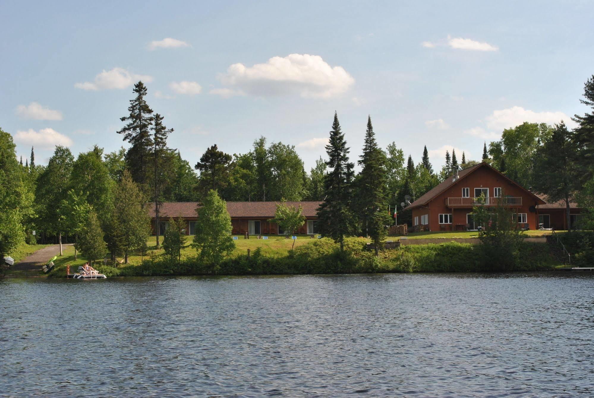 Lac-Saguay Motel Ours Bleu المظهر الخارجي الصورة