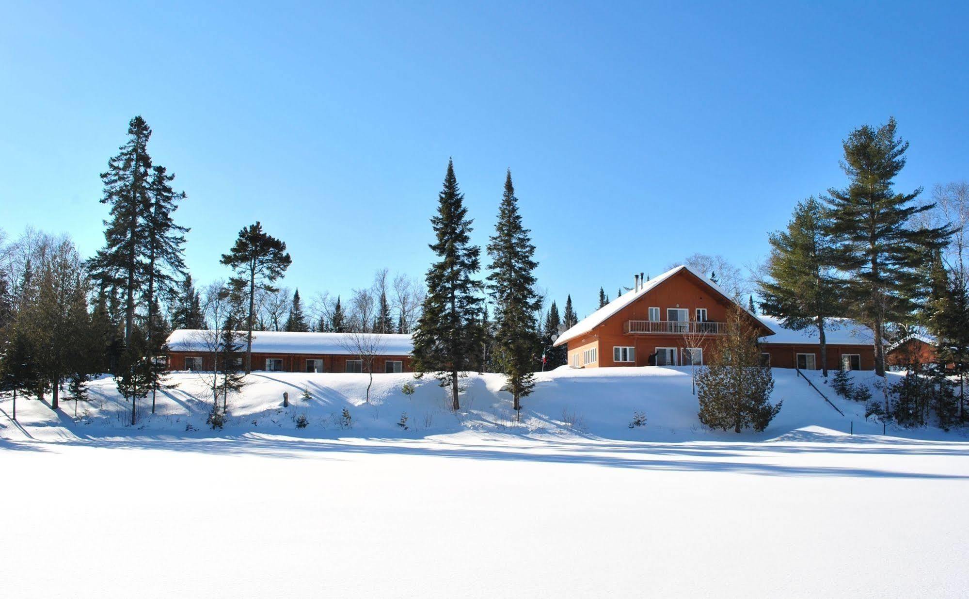 Lac-Saguay Motel Ours Bleu المظهر الخارجي الصورة