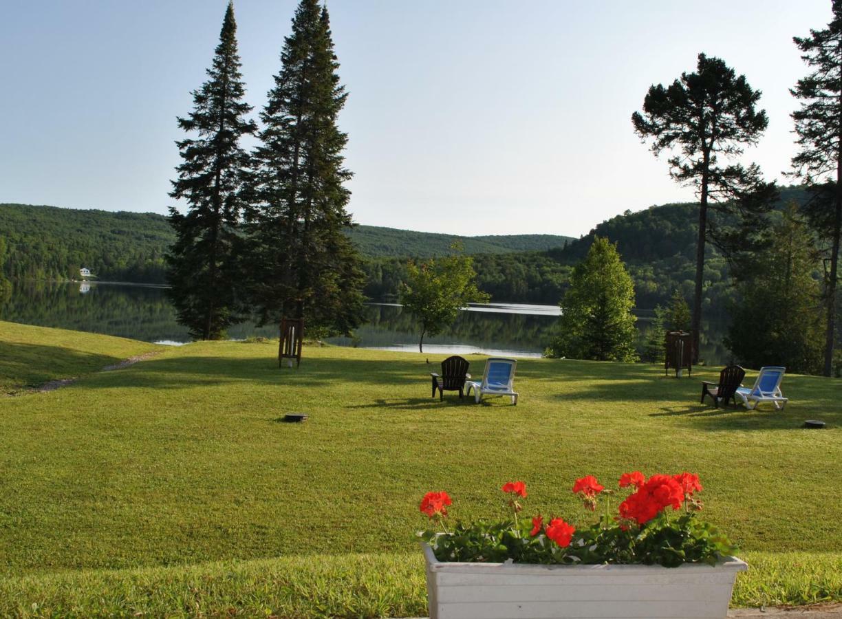 Lac-Saguay Motel Ours Bleu المظهر الخارجي الصورة